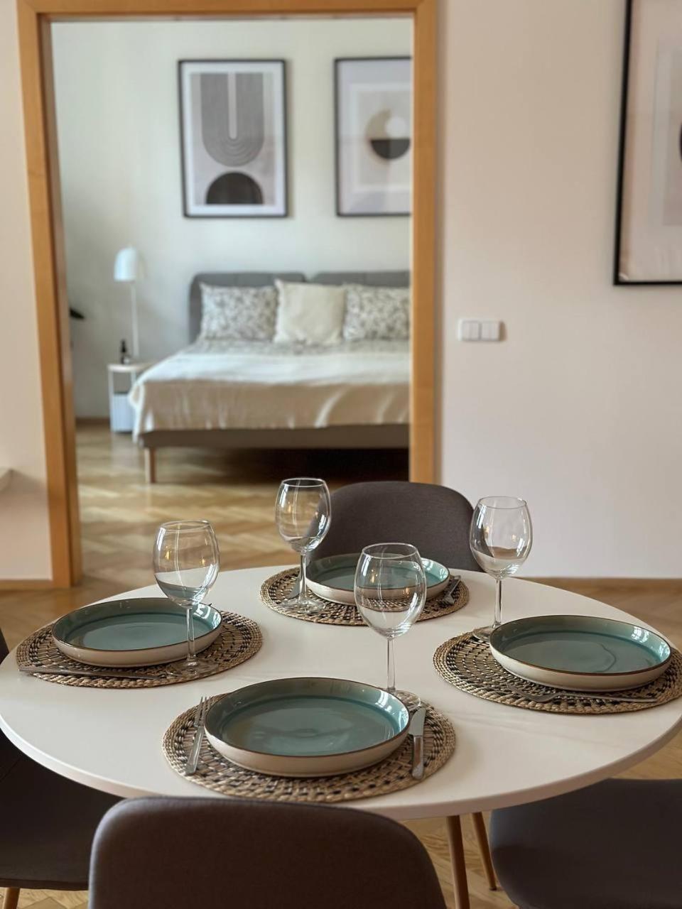 Апартаменты Spacious Elegance - A Gem Прага